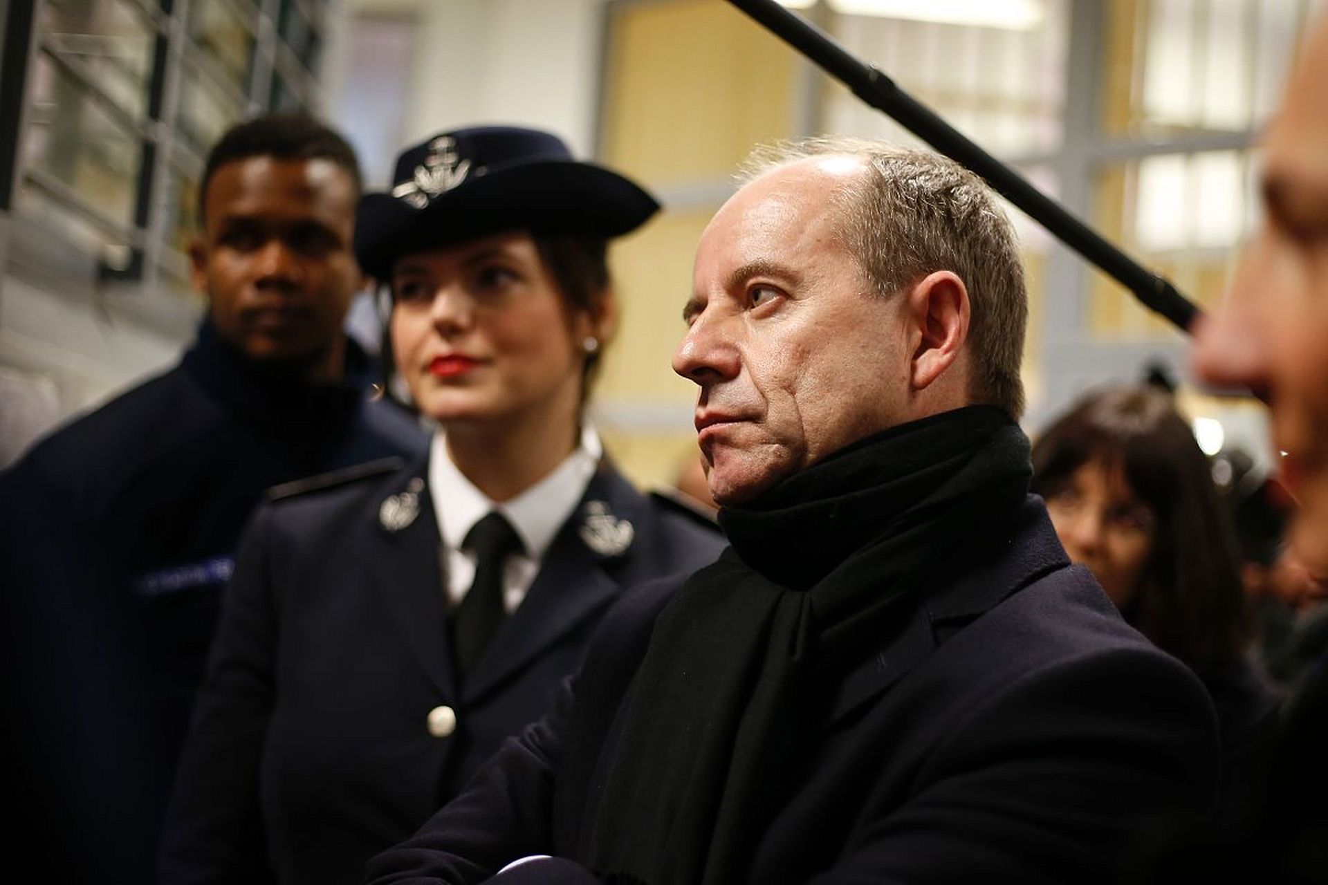 据说,中情局的特工可是来自五湖四海,什么背景的人都有.