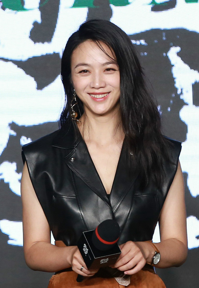 汤唯穿深v露迷人微笑 秀发披肩气质非凡