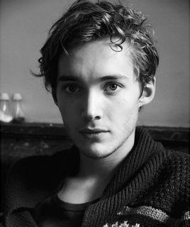 少年邓布利多扮演者toby regbo,颜值爆棚的英伦小帅哥