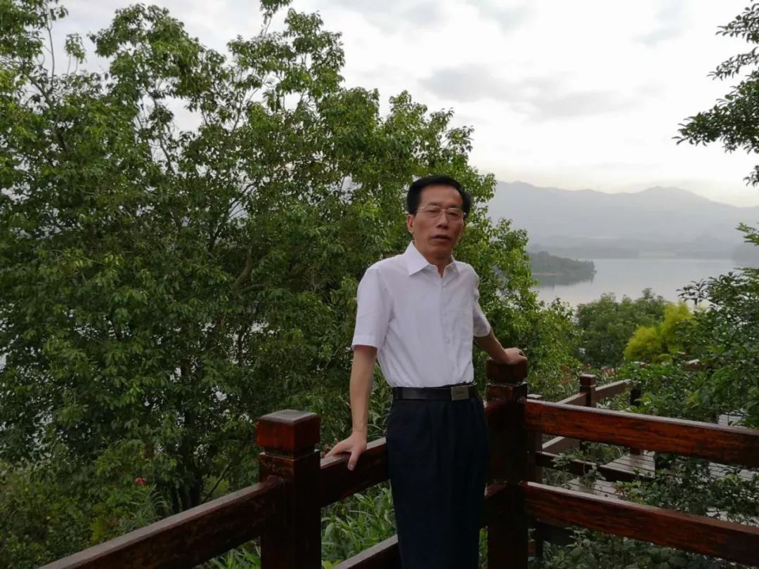 「夜读」江西散文名家专辑|张启元:《华尔街在维修》