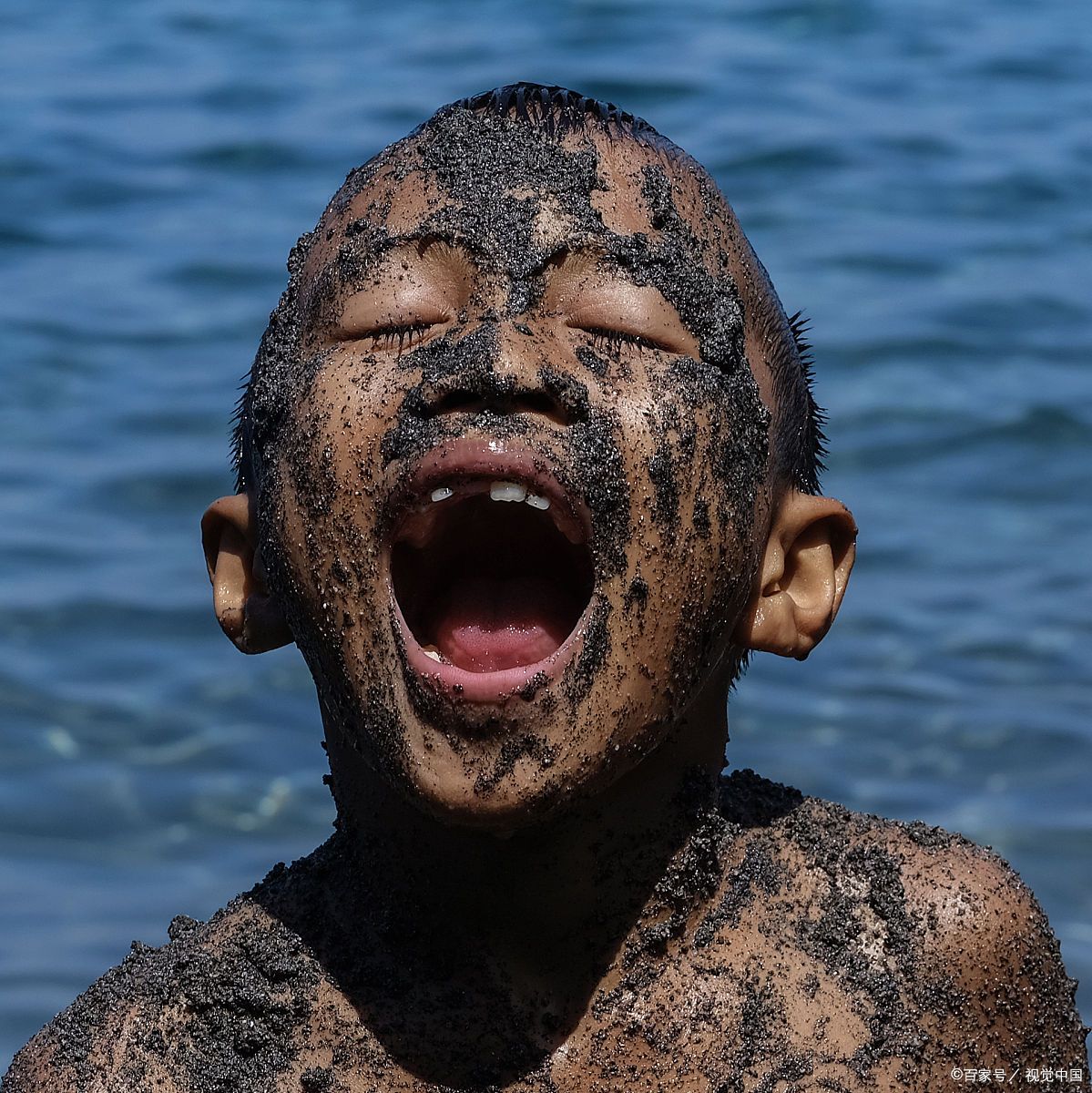 小孩子玩泥沙的欢乐