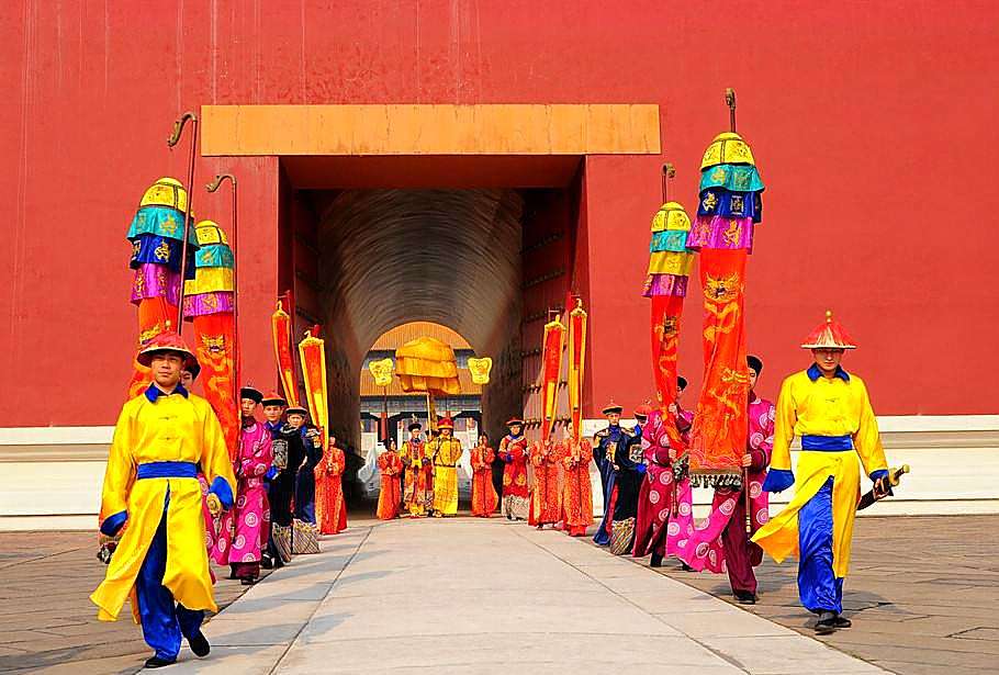 皇帝出行前呼后拥,乡下老汉不理不睬,一番话让大臣羞愧