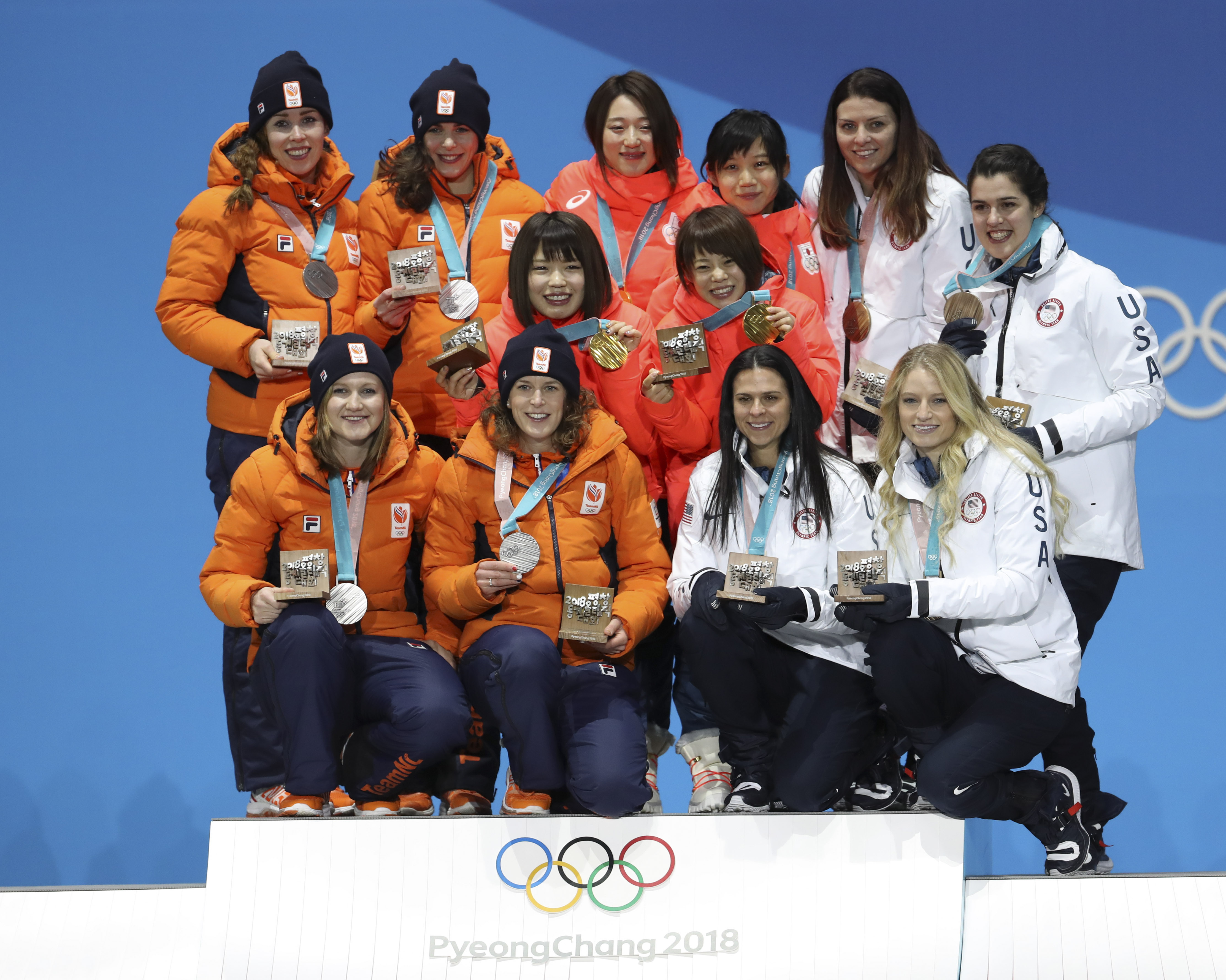 (冬奥会·领奖台)(5)速度滑冰——女子团体追逐赛颁奖仪式
