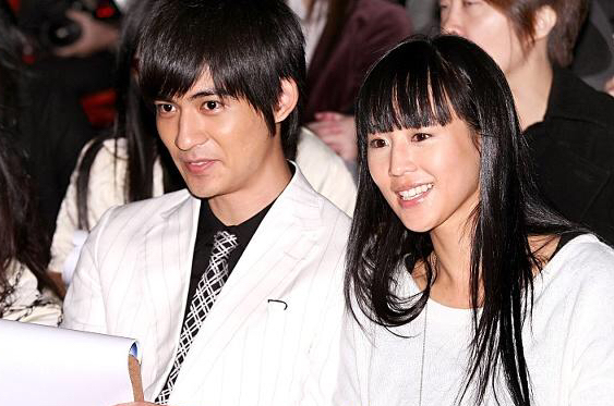 先来一张周渝民与太太喻虹渊的合影来镇楼,大家是不是被她们的甜蜜