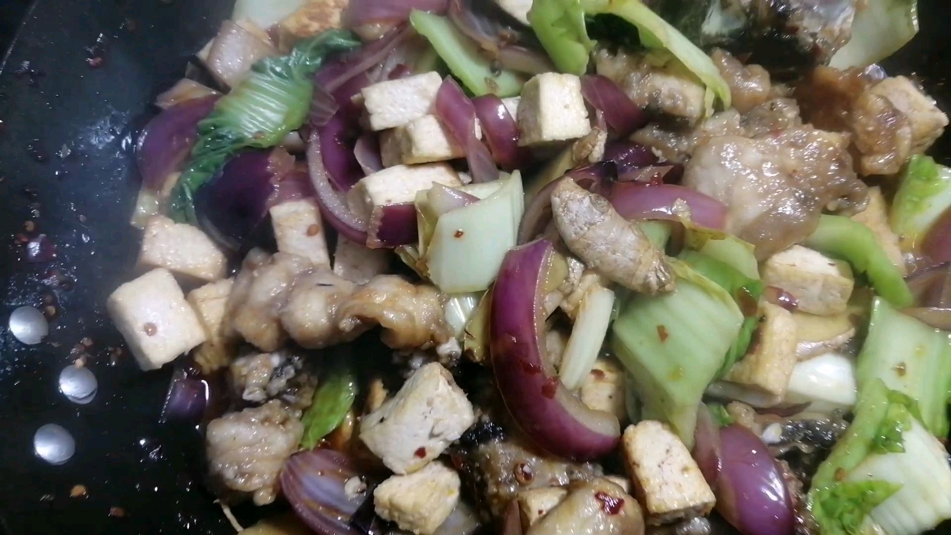 好久没有吃肉了,今天做了一道干锅鱼,一大锅都不够吃