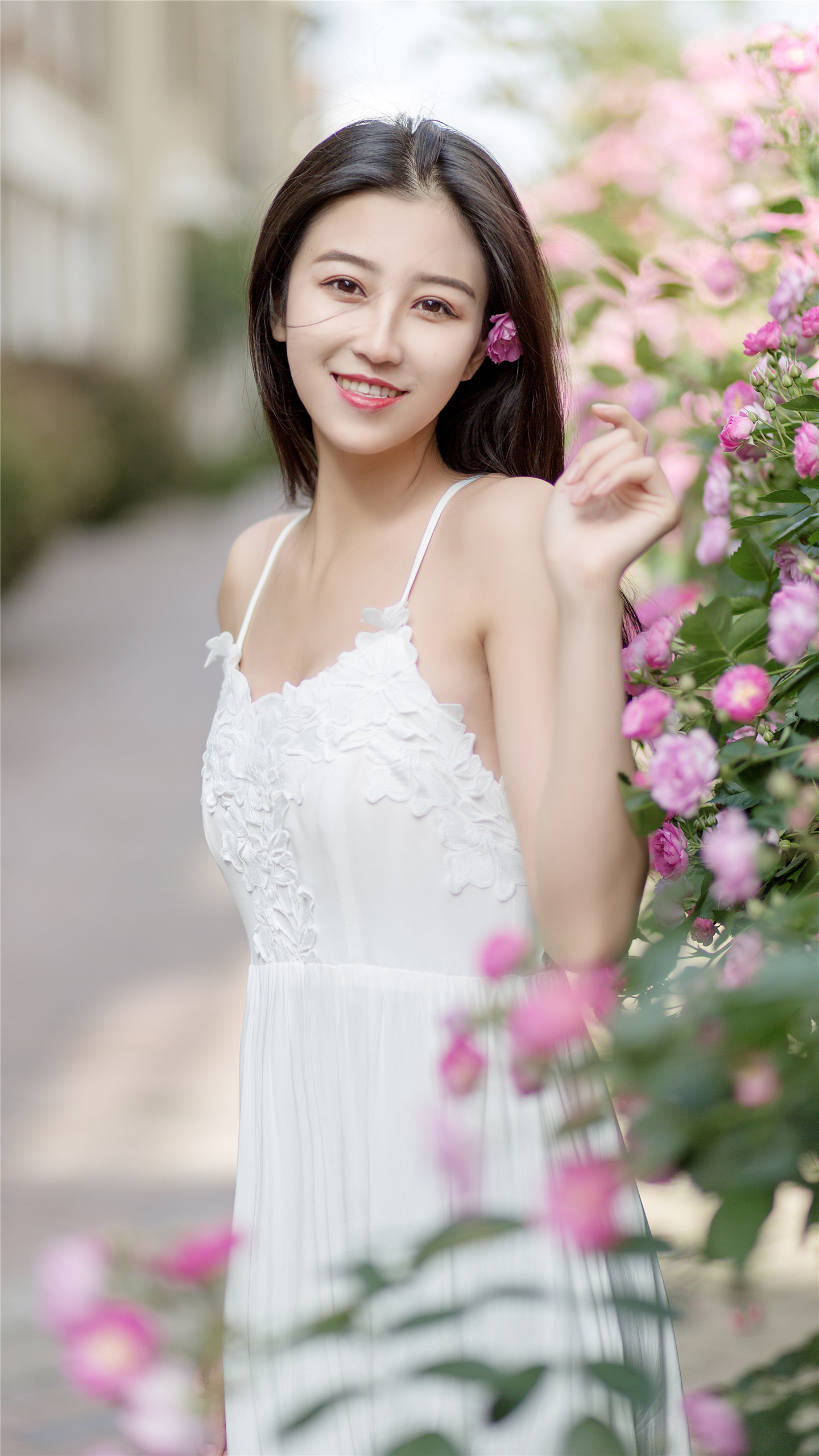 人像摄影(这位穿白色吊带裙的女孩,微笑起来十分迷人)