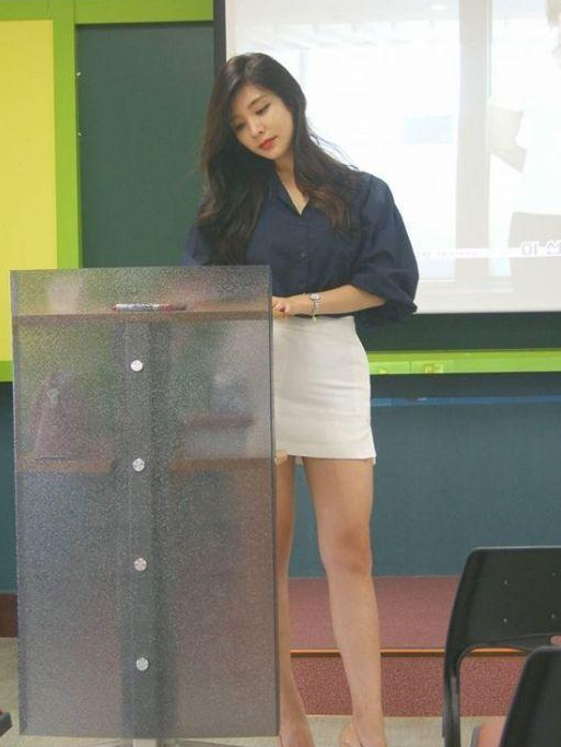 网红女老师穿短裙上课走红网络,回头的瞬间,网友:感觉要恋爱了