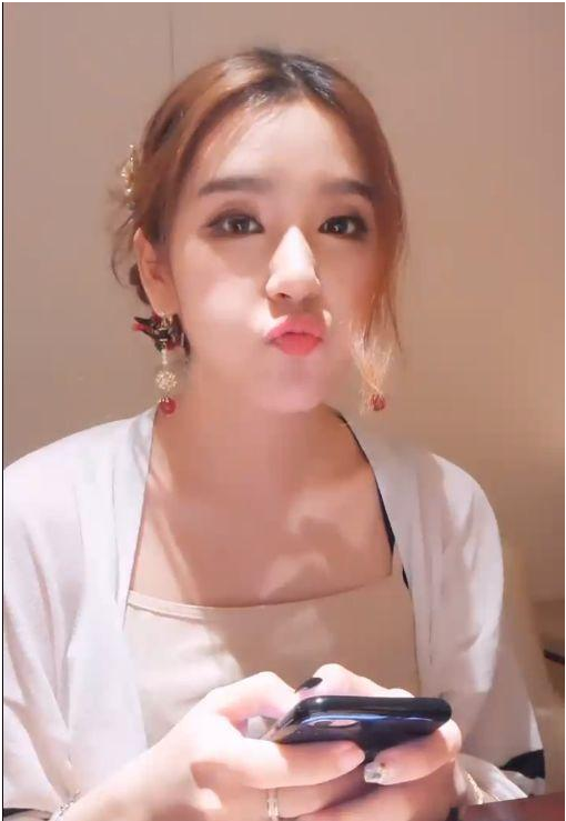 rita直播1个动作引网友疯狂截图,好身材展露无遗,网友:恋爱了