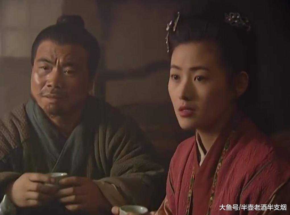 在古代,一旦有这种"越轨"行为直接砍头,对待女人比男人残忍