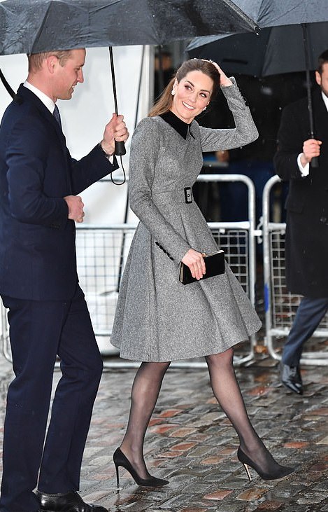 凯特可以尽情美了!穿灰色裙美成少女,10公分高跟鞋细的像"针"