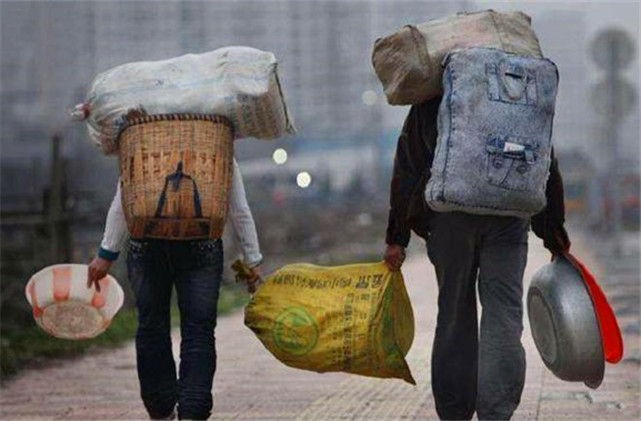 为何农村人,进城里生活后就变了,到底啥原因?难道都忘本了吗?