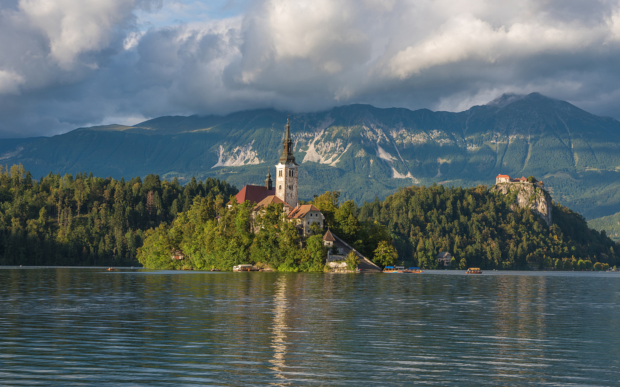 布莱德湖(bled lake)位于斯洛文尼亚西北部的阿尔卑斯山南麓,"三头山"