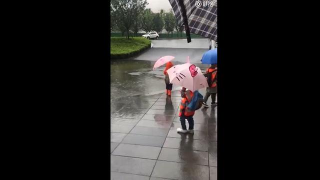 幼儿园两个熊孩子踩水玩,第一个好欢乐,网友:心疼第二个熊孩子