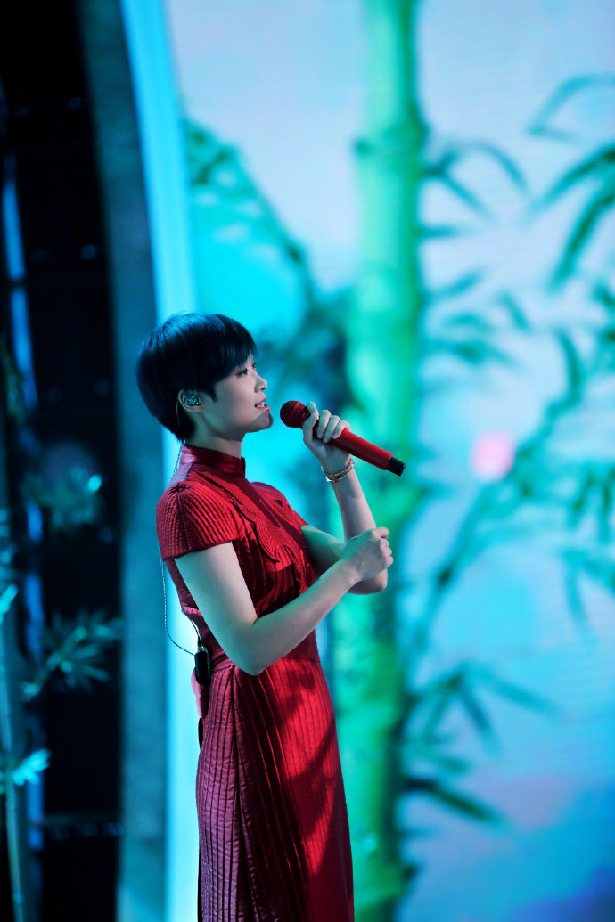 李宇春亮相东方卫视春晚,红色旗袍加红色套装动静结合,红的高调