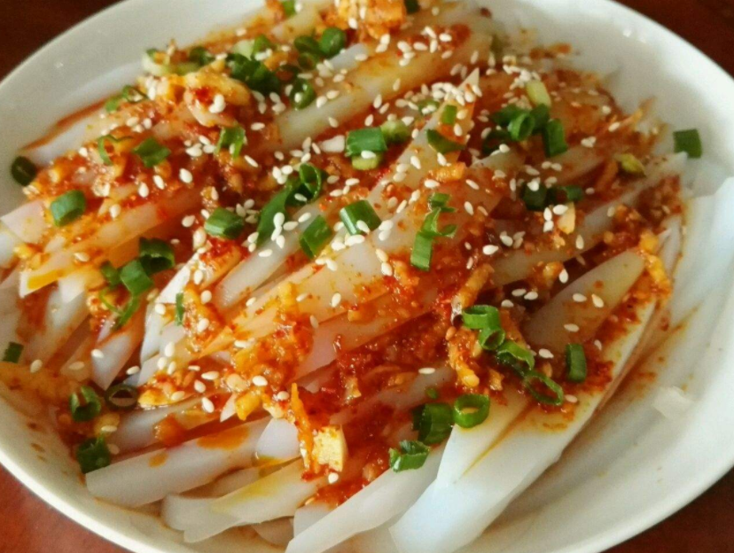一小勺盐,一小勺白砂糖,味精和花椒粉,最后再加入油辣椒,香油,生抽