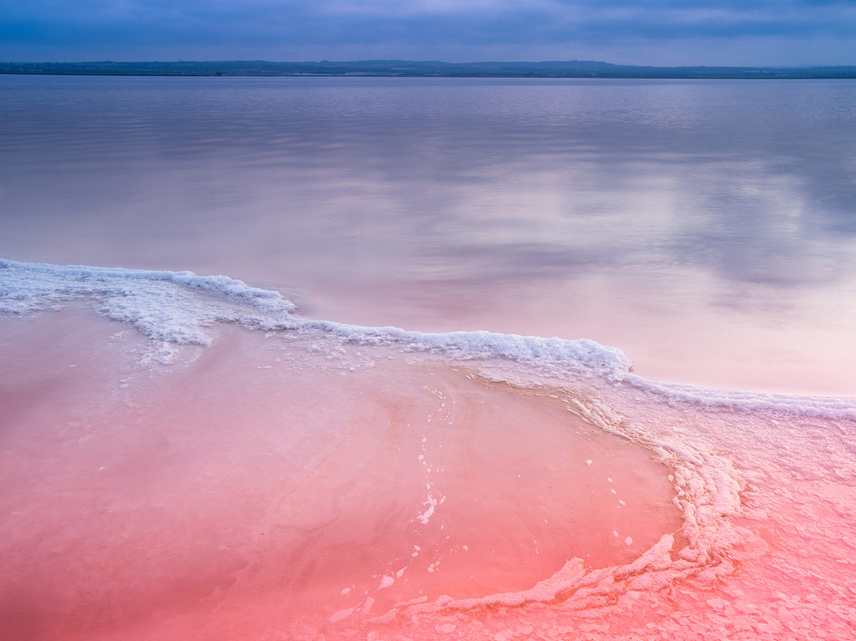 巴丹吉林沙漠中的粉色湖泊因其微生物作用而呈现粉红色,吸引了众多