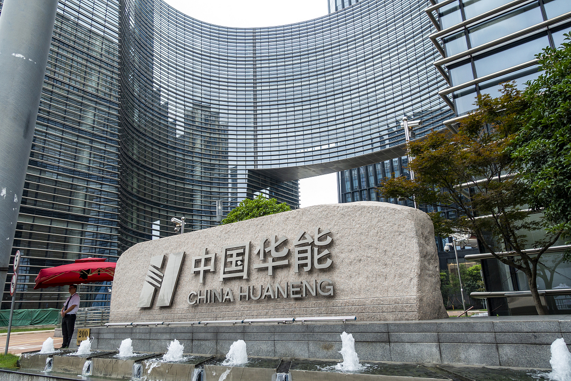 热千亿火电巨头扭亏#  火电龙头华能国际上半年扭亏为盈,预计净利润