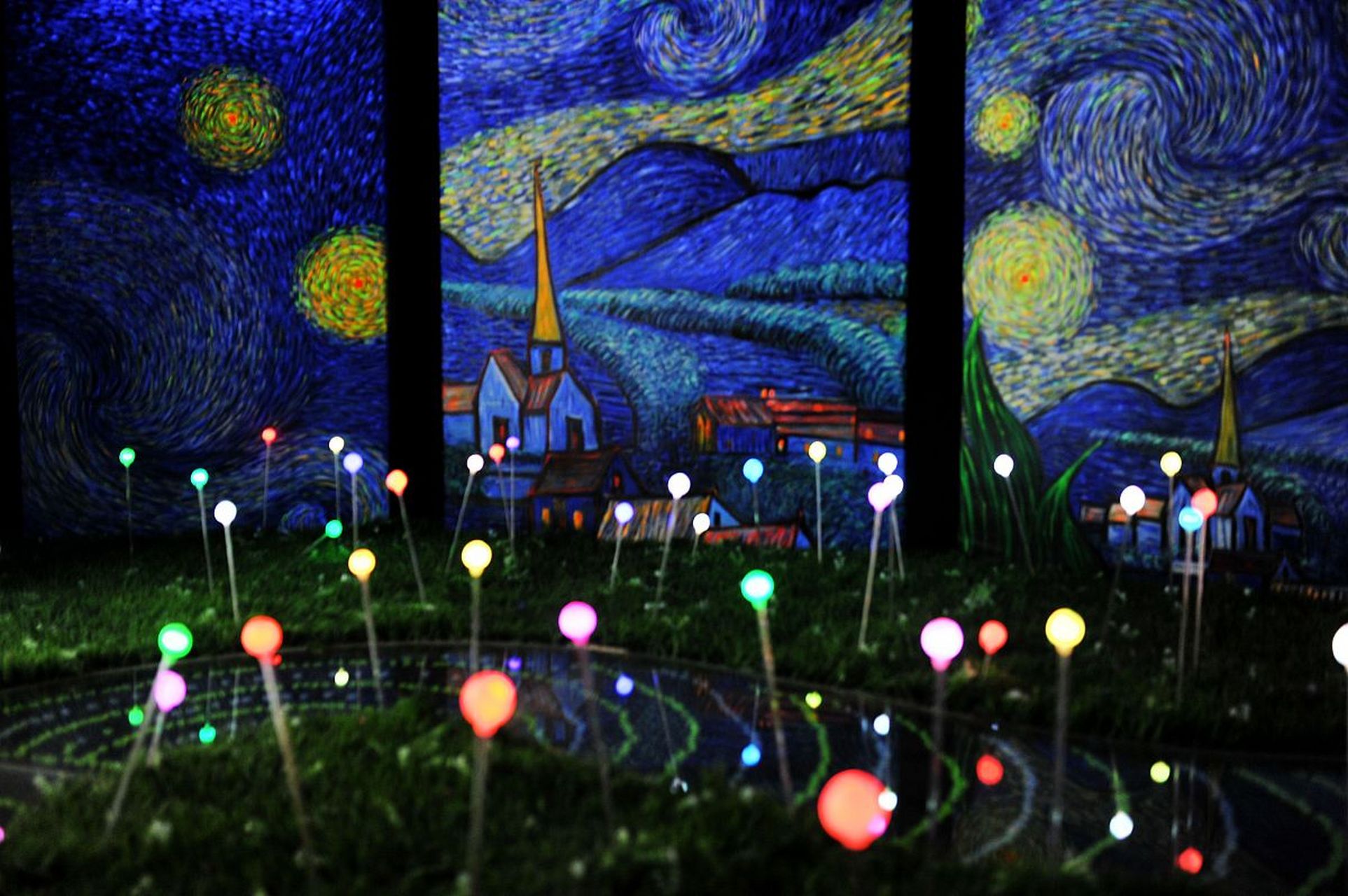 杭州梵高星空艺术展,将文化,创意,休闲和艺术融合于一体,呈现出崭新的