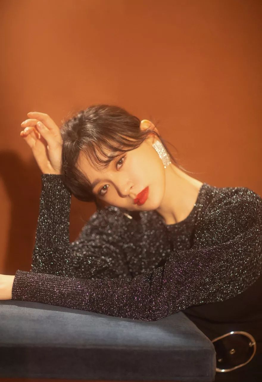 29岁施诗演坏女人承认割双眼皮,酷到不行!私下穿皮衣贝雷帽太帅