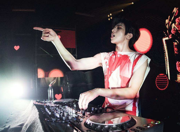 蔡徐坤打碟又遭嘲讽,网友爆料温哥华演出,蔡徐坤只顾自己嗨