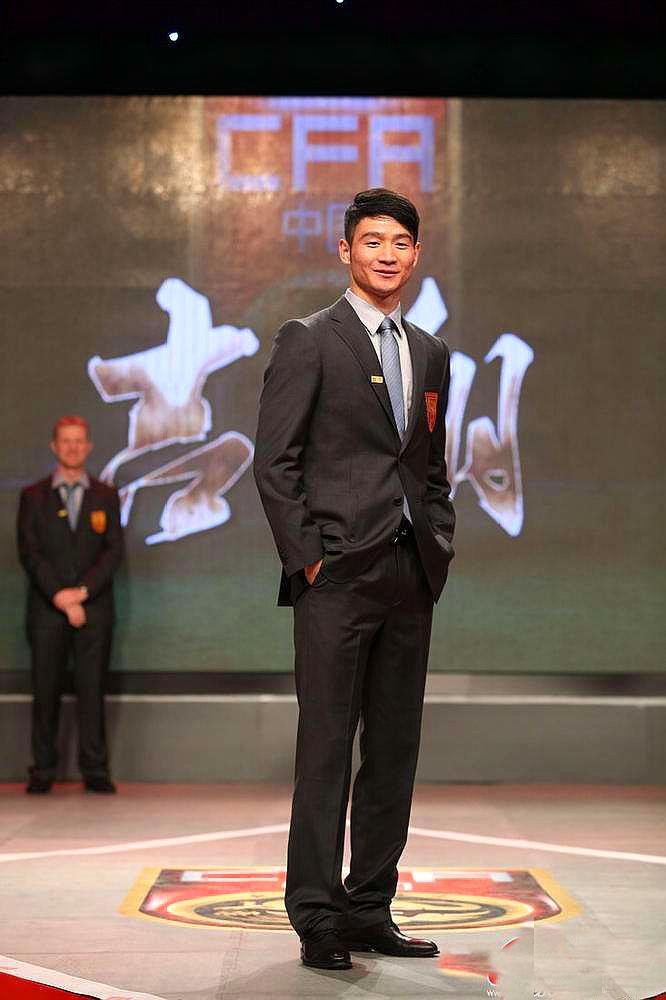 国足球员穿上西装之后,网友都说帅呆了!高清哦