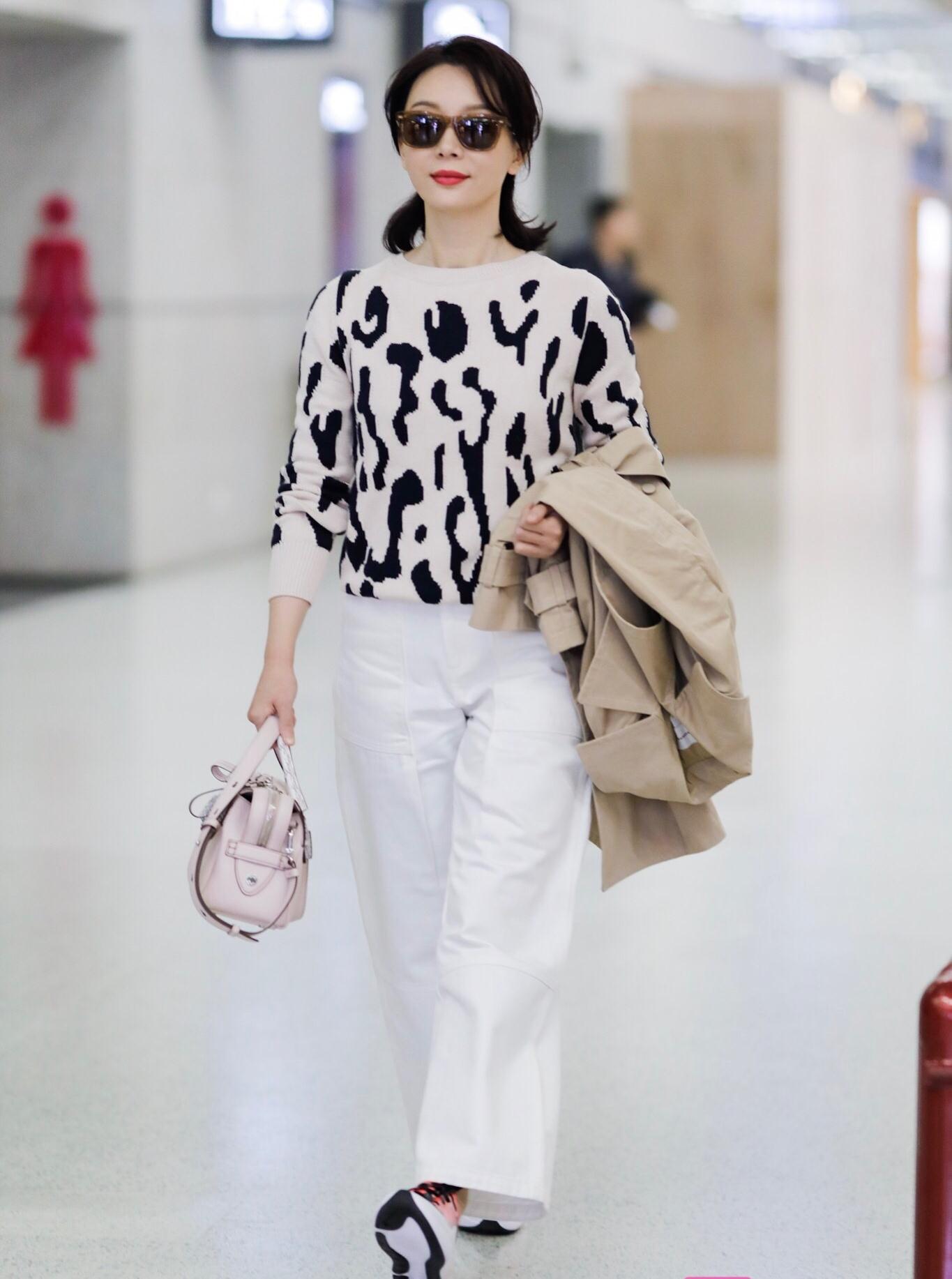 42岁陈数厉害了,穿豹纹毛衣也能气质清新,还用1万7包搭出轻熟风