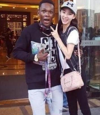 中国姑娘爱上黑人拳王,给对方生下两个混血小孩,却遭残忍抛弃!