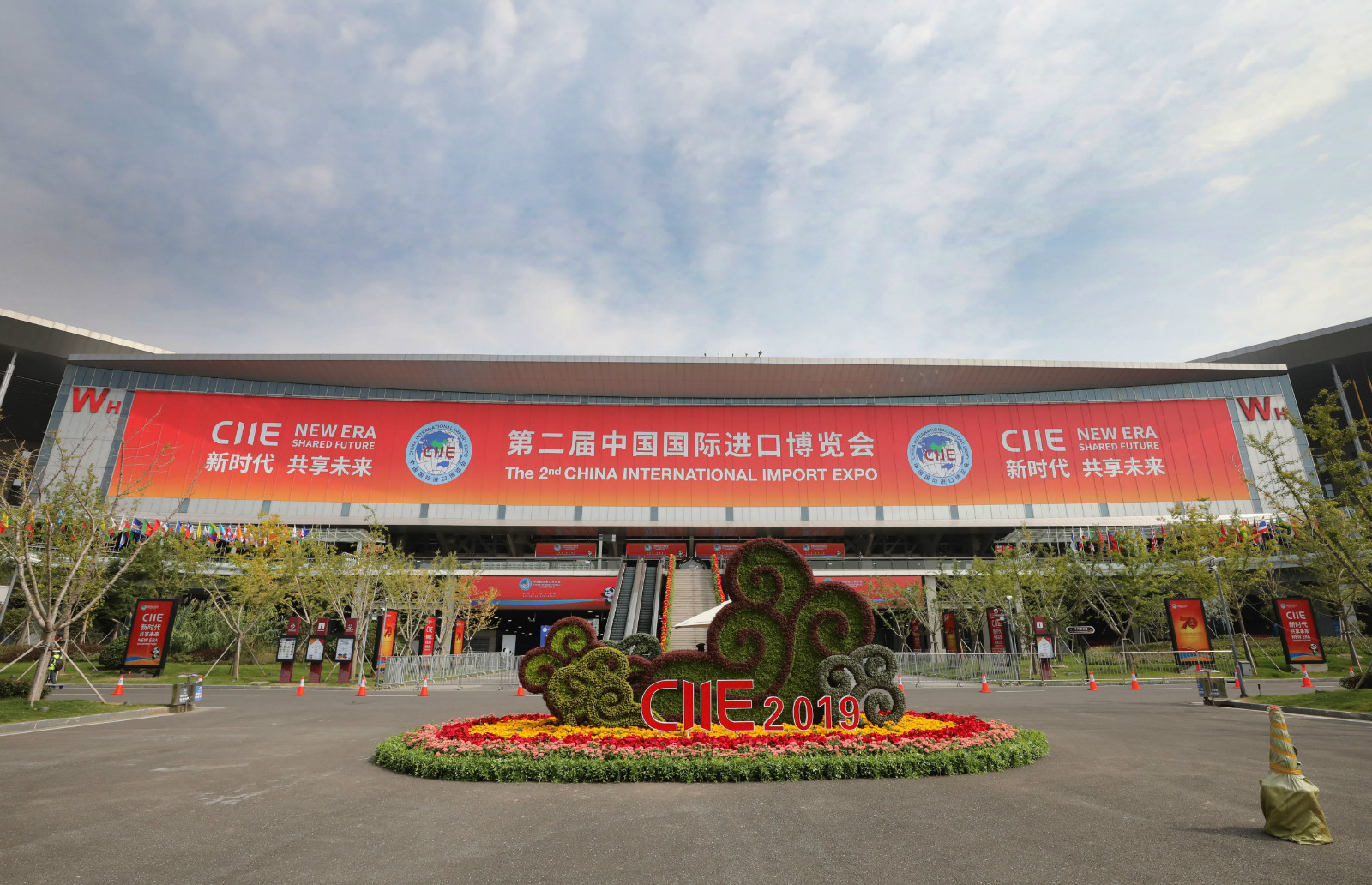 第二届进博会亮点纷呈:3000余家企业确认参展 超300场配套活动促进