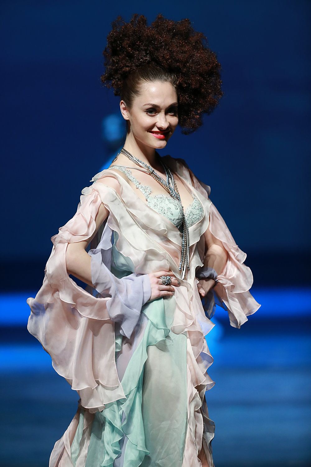 品牌内衣发布会走秀:冷艳的超模,眼神电力十足