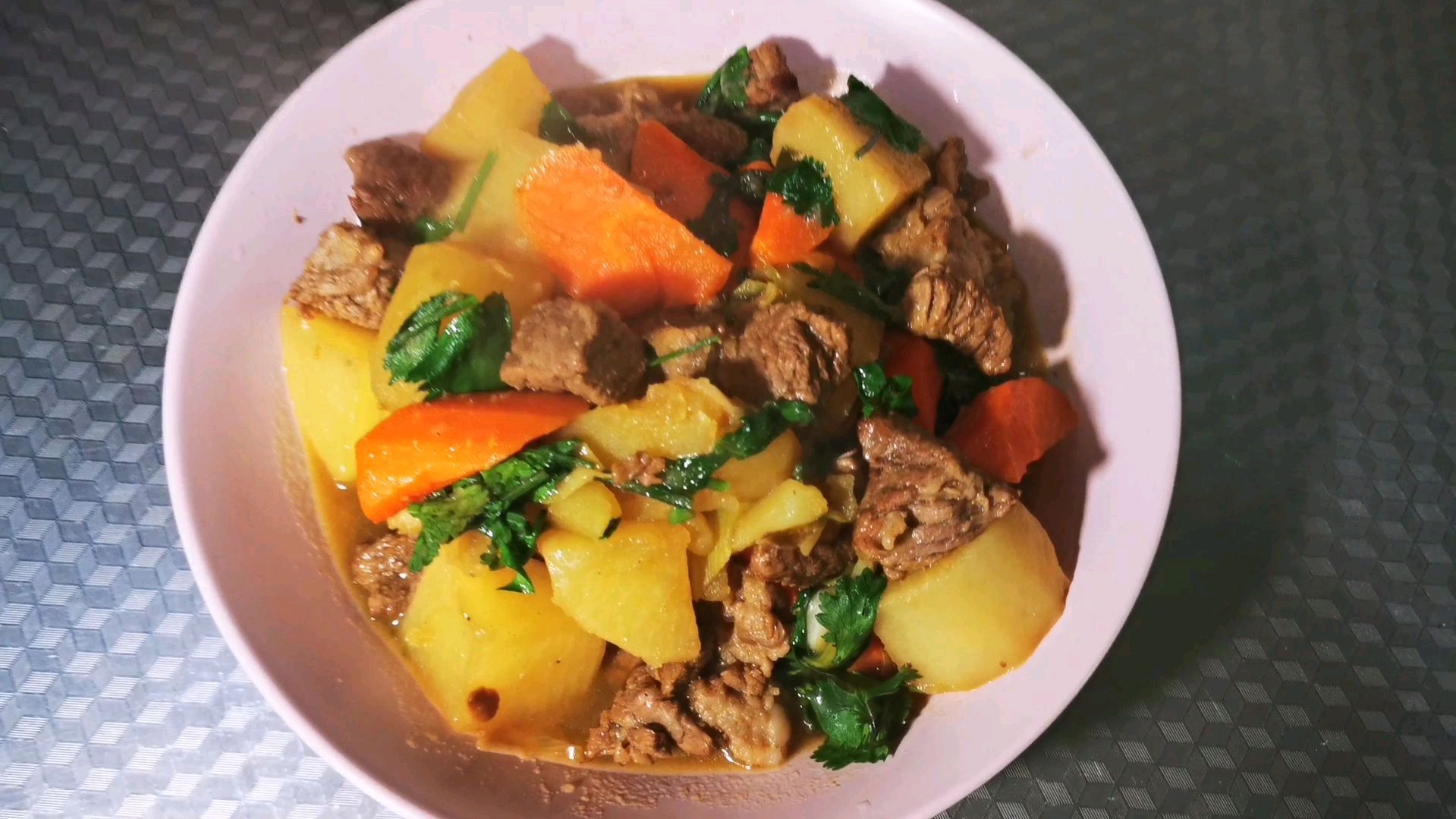 牛肉炖土豆和白萝卜,放在锅里就是炖,好吃的不行了