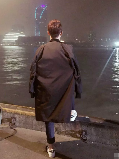 3,男明星背影:这个人穿着一身的白衣服,两只手像"老干部"一样背在后面