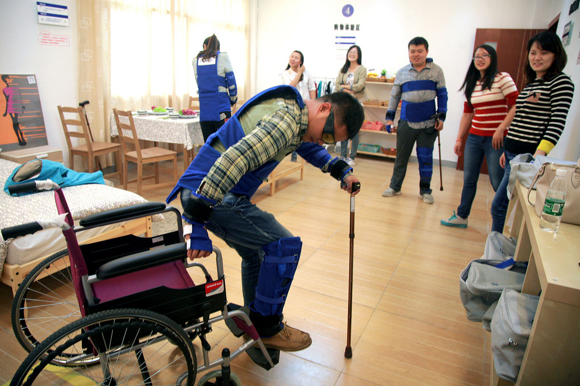 脑梗偏瘫正确康复训练#  脑卒中后,进行上下肢的灵活性锻炼可以苞助