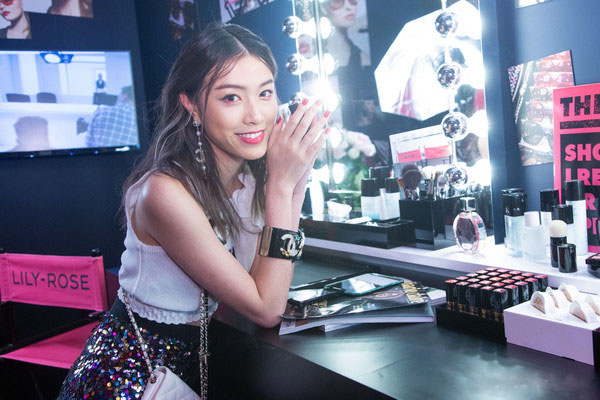 游鸿明学霸女儿游宇潼:19岁素颜照片展露自信!