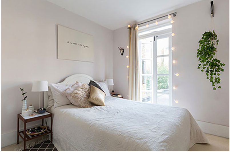 简单而温馨的卧室,浅米色的墙面与纯白色的床品营造出安静的氛围