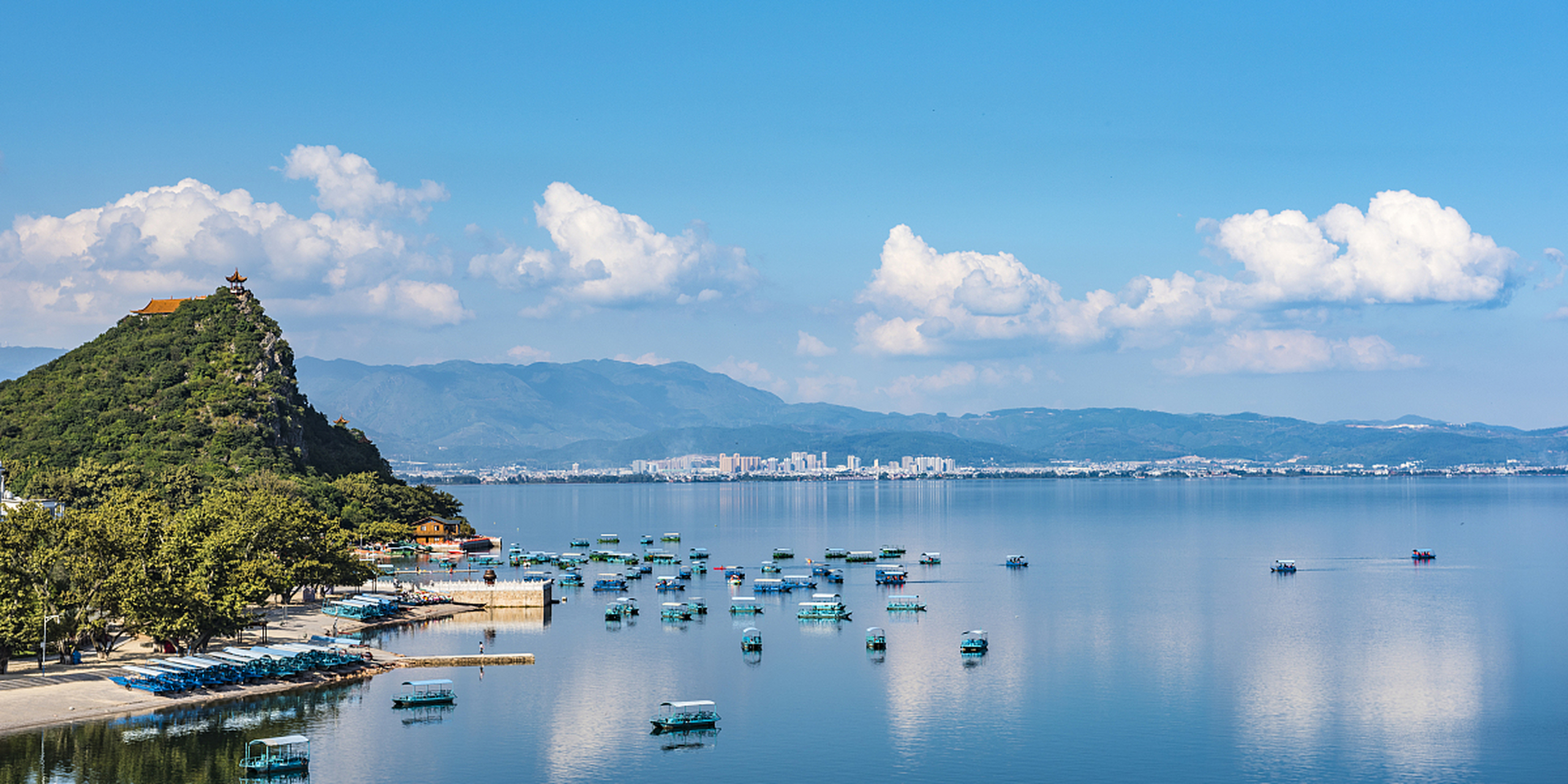 小长假旅游攻略#云南玉溪的抚仙湖,是我国最大蓄水量湖泊,最大高原