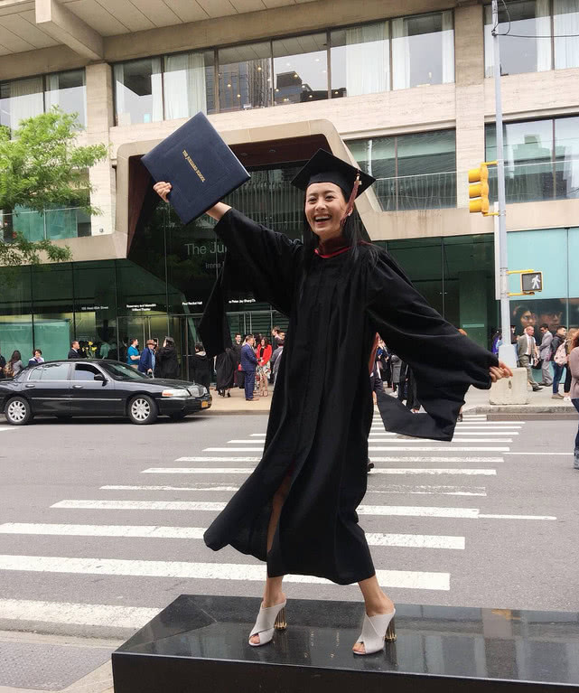 tvb女神陈法拉"睡天桥",妆都没化打扮邋遢,路人掩鼻走过!