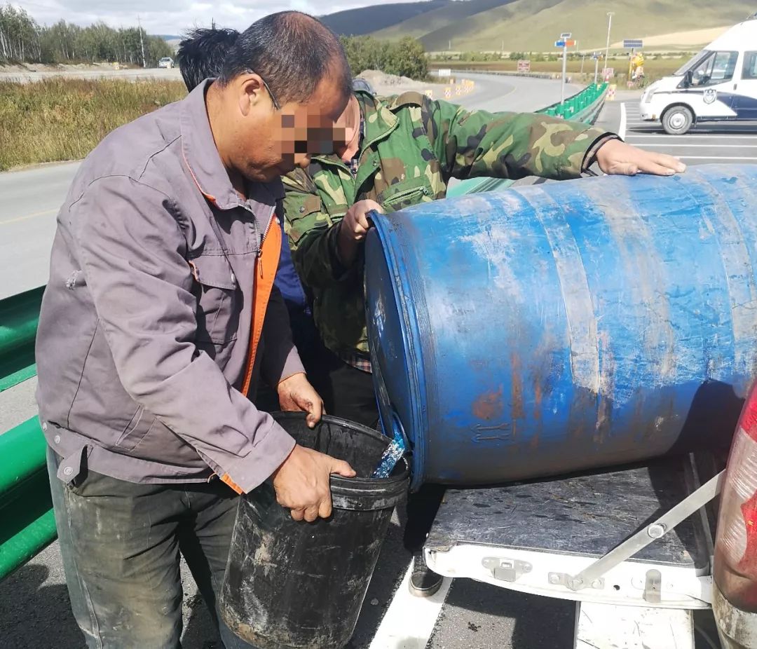 胆真肥!农用车装600升散装柴油上路