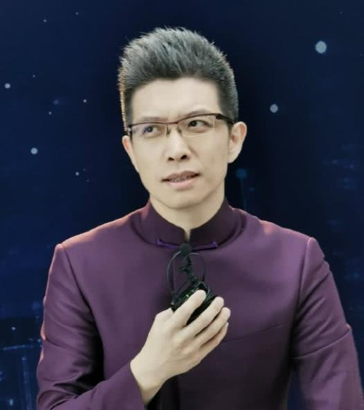 朱广权:从严肃主播到段子手的蜕变|他谜一般的爱情也成了焦点