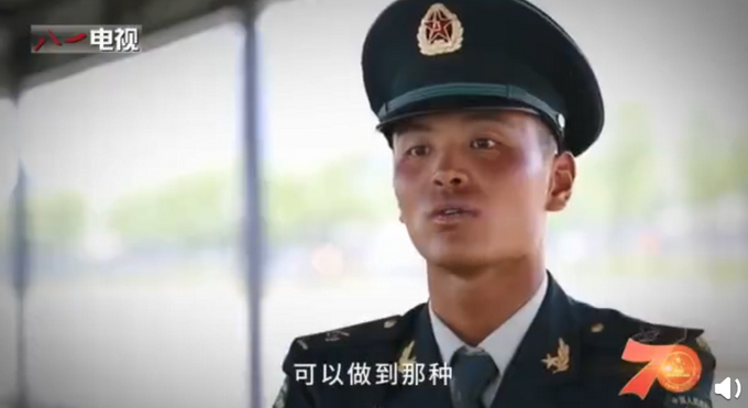 男神看女神!受阅官兵训练花絮曝光:一说女兵来了都趴窗户那了