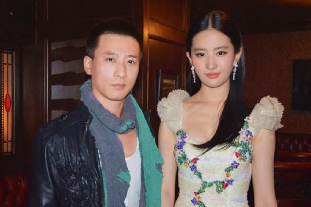 小龙女刘亦菲原来不小,几张图对比一下就知道