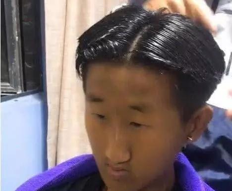 网红"小眼哥"恋情曝光,那你知道他女友长啥样吗?看过表示不服