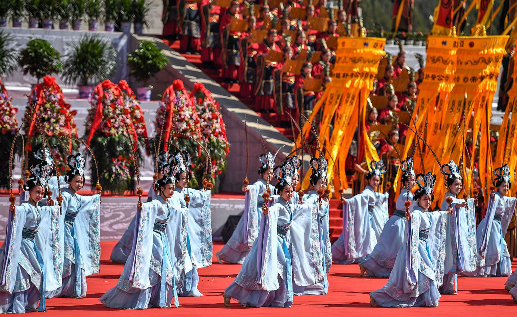 华夏炎黄子孙每年农历三月初三在中国河南省郑州市祭拜先祖黄帝的仪式