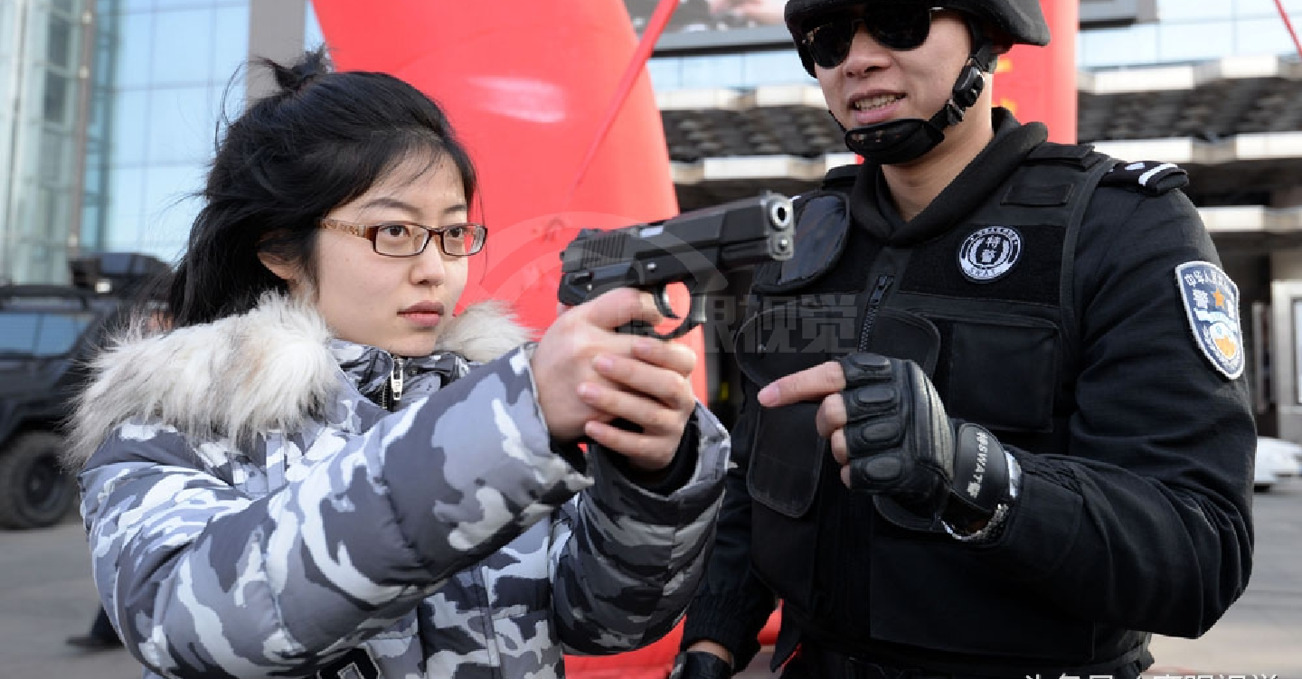 乌市"110"宣传日,特警为民众讲解枪械知识