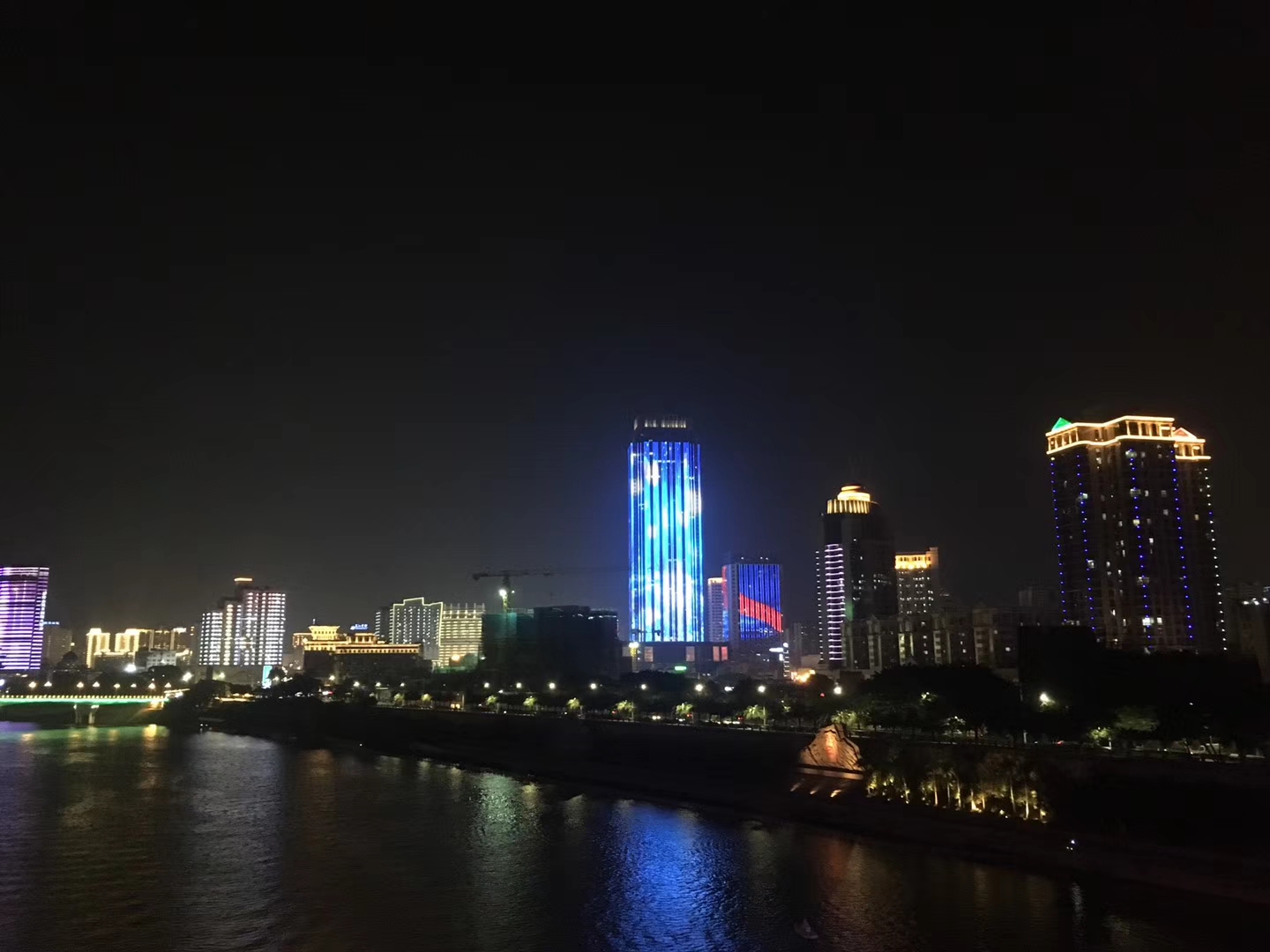 邕江夜景大变样,流光溢彩美如画,南宁人晚上赶紧去看一下