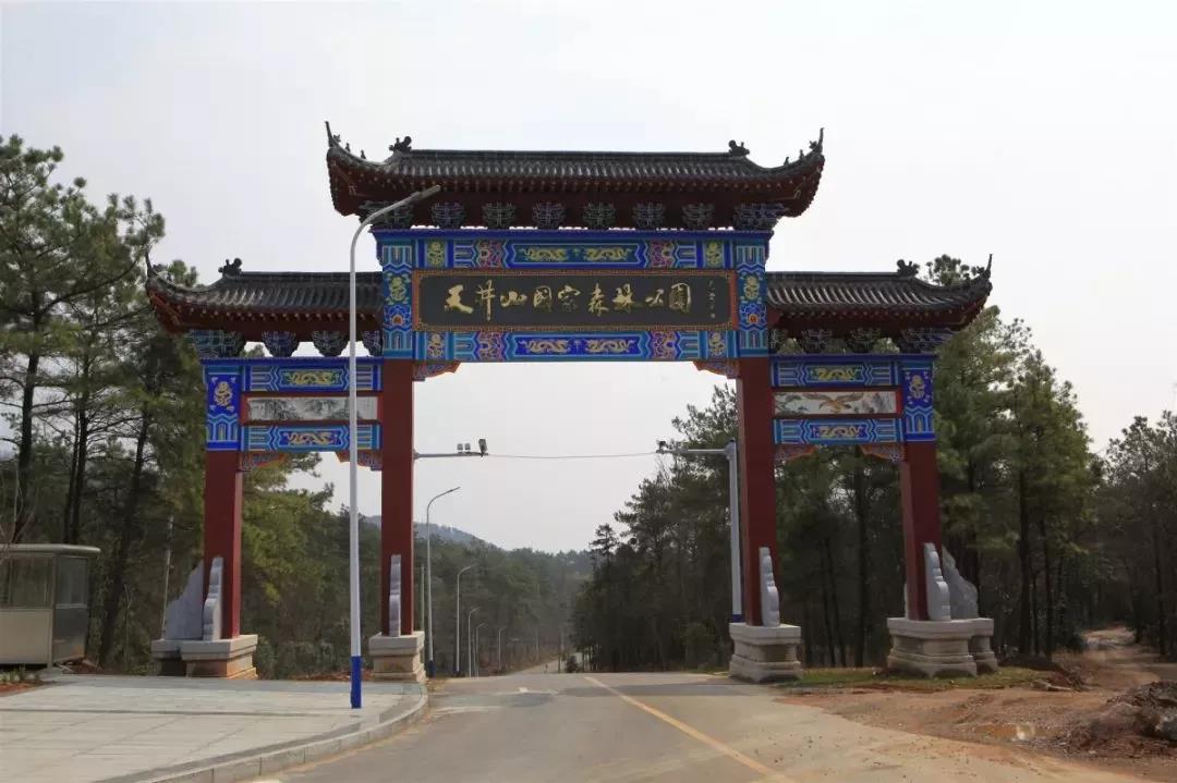 万年台景区 万年台风景区位于无为县鹤毛乡境内,面积