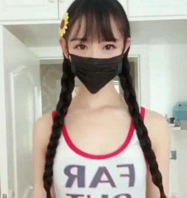 抖音小姐姐戴口罩直播,当她摘下口罩之后,网友:这样也