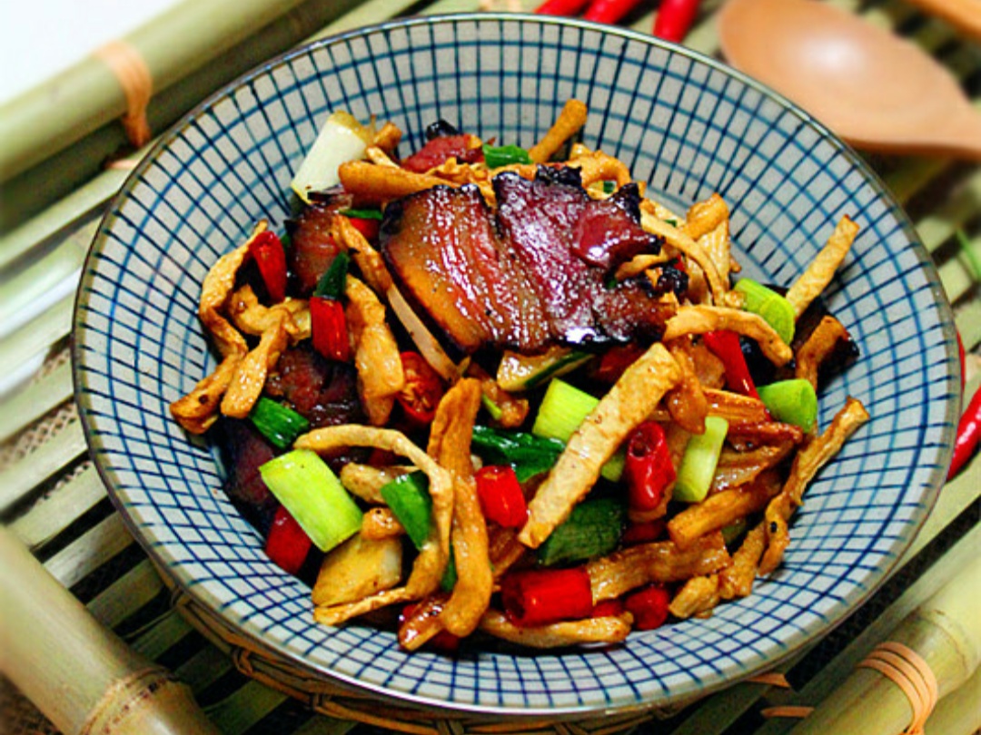 冬天来了,天气渐渐寒冷,又到了吃农家小炒腊肉的季节