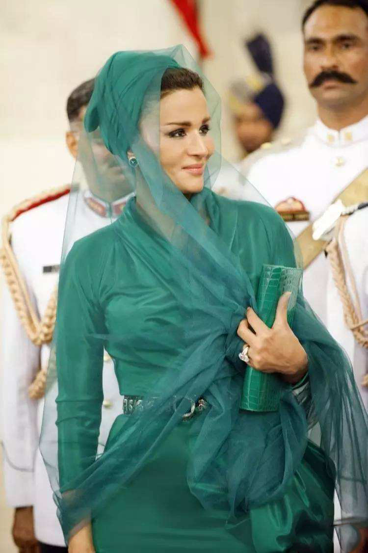 莫扎王妃太会打扮了!穿的"高定"礼服,比原版设计更高级,大气