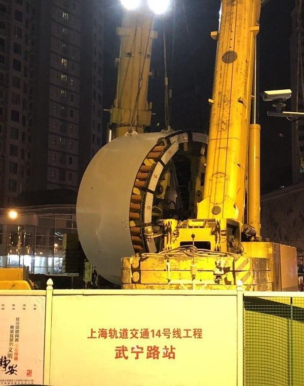 下图表示上海地铁14号线武宁路站的工程情况,这个施工现场明显比之前