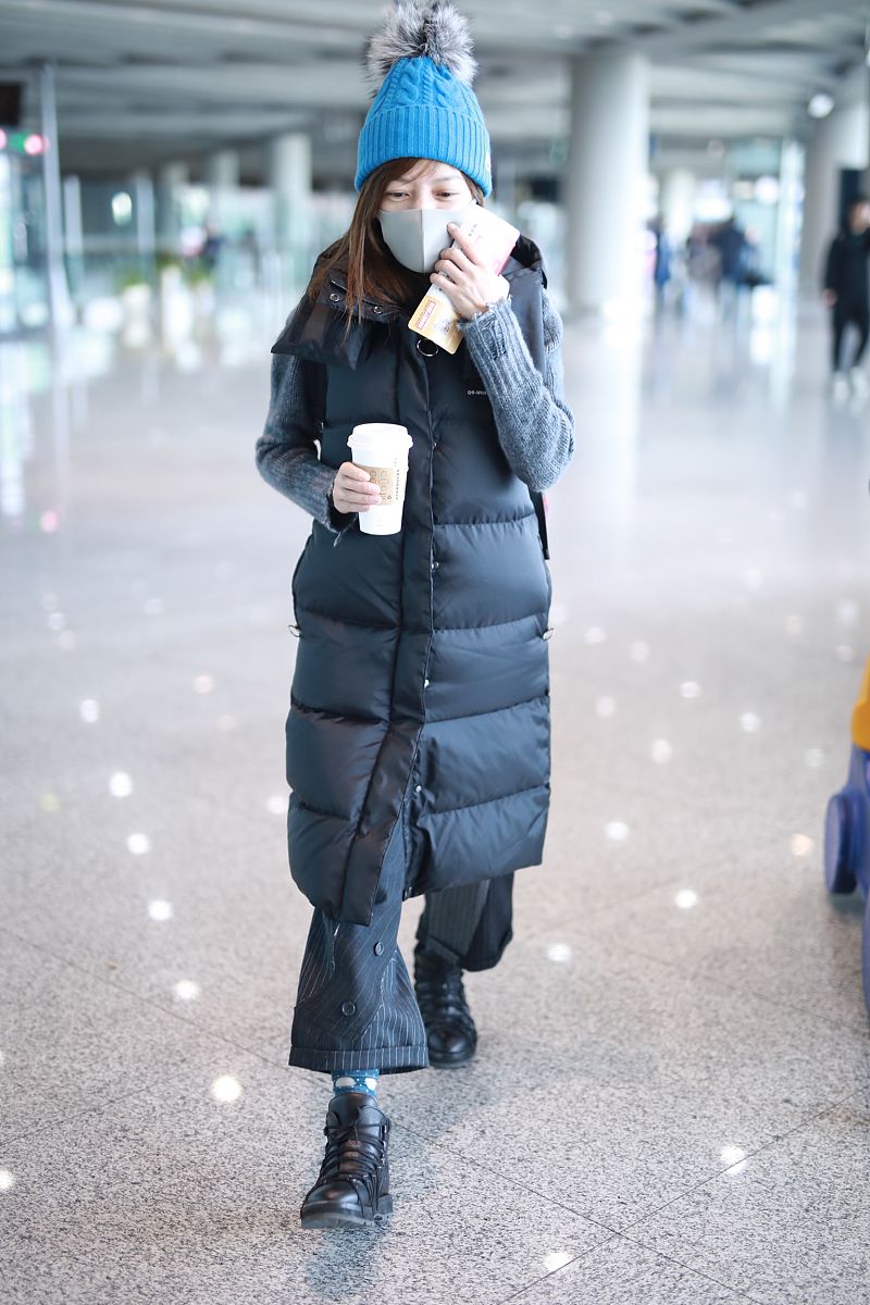 近日,赵薇现身北京机场,身穿长款黑色羽绒服,下搭黑色休闲裤,整体造型